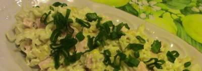Швидкий в приготуванні салат з мівіною і ковбасою